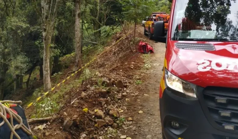 Carro cai em ribanceira de 50 metros e deixa um morto e um ferido