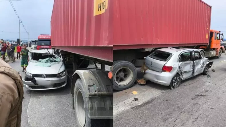 Carro fica prensado entre carretas na Via Portuária, em Navegantes