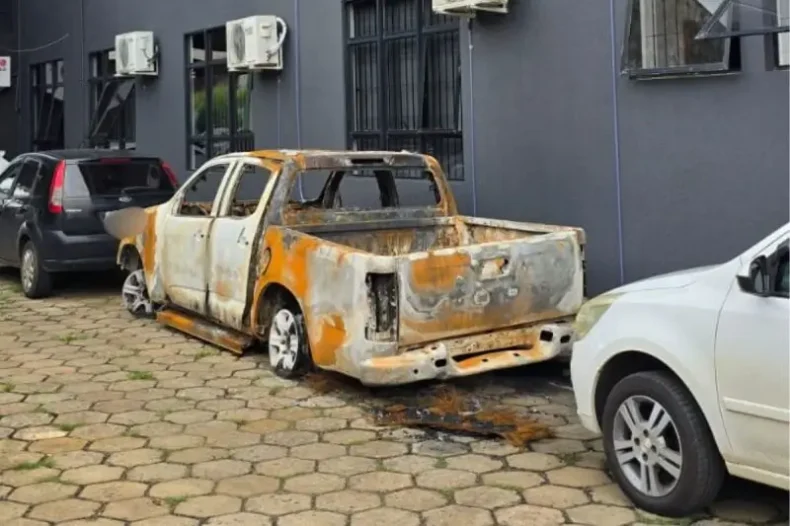Homem põe fogo em carro com um corpo dentro para forjar a própria morte em SC