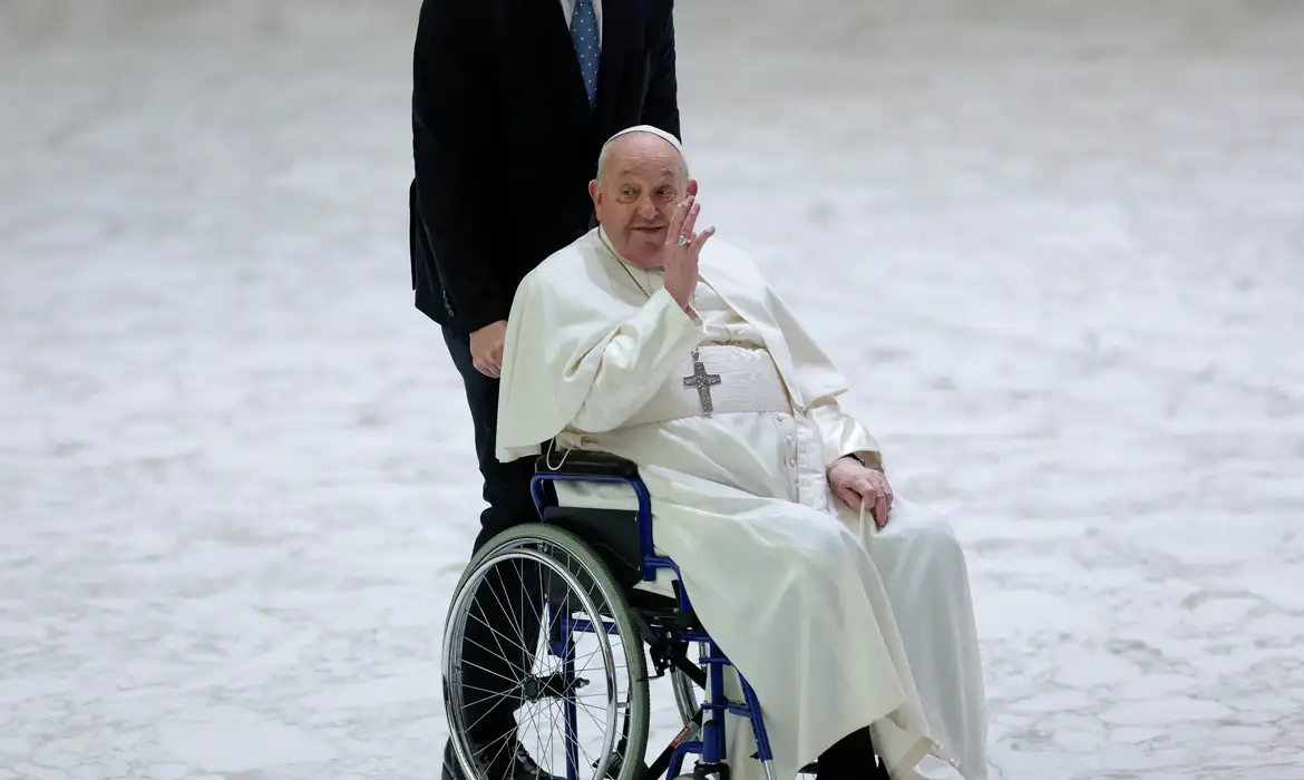 Com pneumonia dupla, papa Francisco apresenta “leve melhora”
