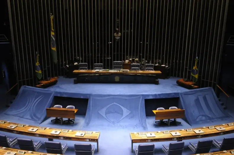 Plenário pode votar projeto que reduz inelegibilidade de políticos condenados