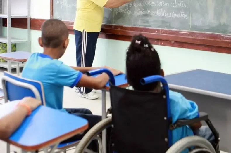 Senado: projeto quer punir escolas que recusam matrícula de alunos
