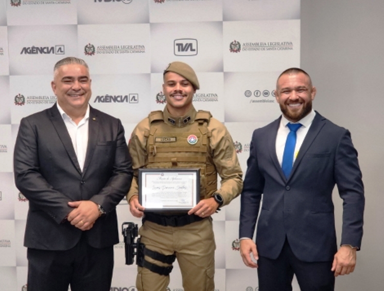 Soldado que salvou mulher em viaduto é homenageado