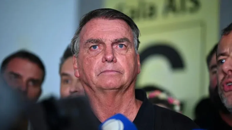 Justiça suspende benefícios vitalícios de Bolsonaro