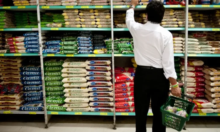 Rede de supermercados antecipa fim da escala 6×1
