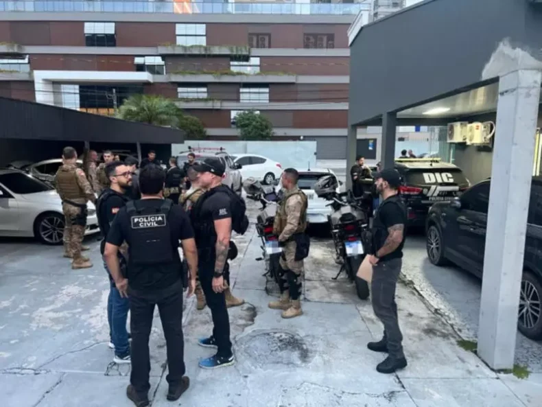 Polícia prende suspeitos de matar jovem queimado em Itajaí