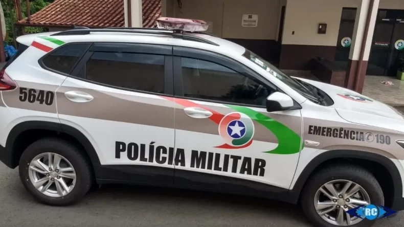 Filho é preso após roubar carro da mãe sob ameaça de faca