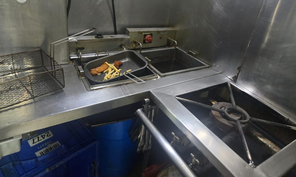 Local que vendia ‘marmita do trabalhador’ é interditado em Itajaí