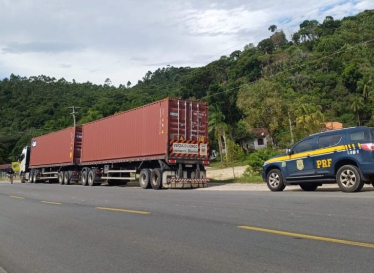 Vídeo: operação flagra 176 toneladas de carga excessiva em veículos na BR-470