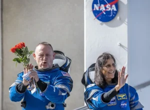 Astronautas da Nasa retornam à terra após 9 meses presos no espaço