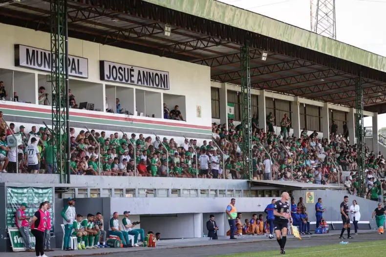 Chapecoense e Avaí empatam no primeiro jogo da final do estadual