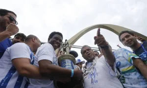 Na despedida de Neguinho da Beija-Flor, a escola de Nilópolis é campeã do Carnaval