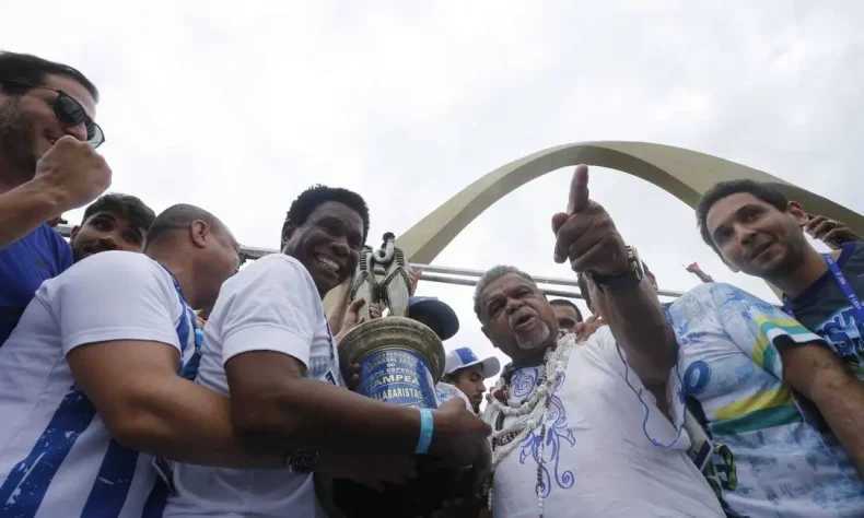 Na despedida de Neguinho da Beija-Flor, a escola de Nilópolis é campeã do Carnaval