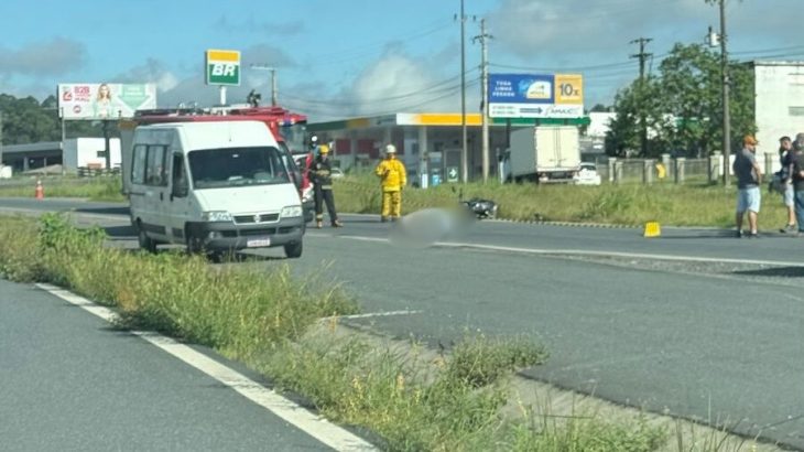 Motociclista morre após cair e ser atropelado por caminhão