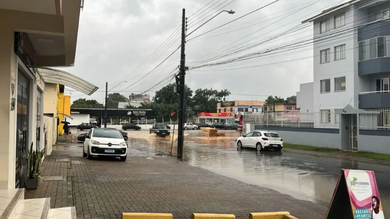 Joinville registra alagamentos após 50 milímetros de chuva no final da tarde