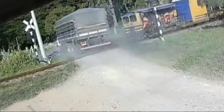 Vídeo: caminhão ignora sinalização e colide em veículo ferroviário com trabalhadores
