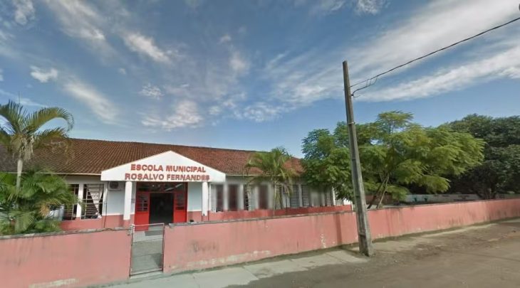Vigilante é encontrado morto após levar facadas em frente à escola