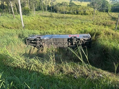 Ônibus cai em ribanceira e deixa uma pessoa morta e 25 feridas