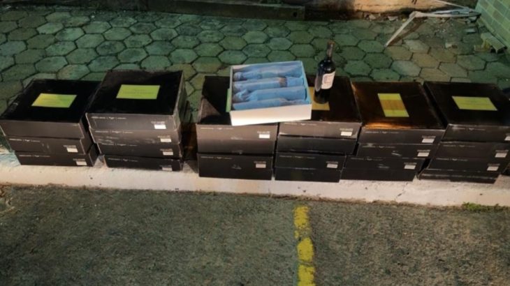 Carga de vinho é apreendida por suspeita de descaminho na BR-470