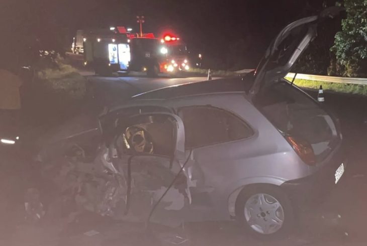 Colisão entre carro e carreta deixa uma pessoa morta e duas feridas