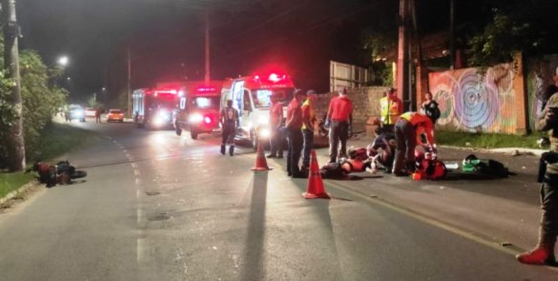 Acidente entre três motos provoca morte de caroneira em Florianópolis