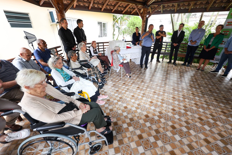 Jorginho Mello entrega aparelhos auditivos a Lar de Idosos fundado há quase 60 anos