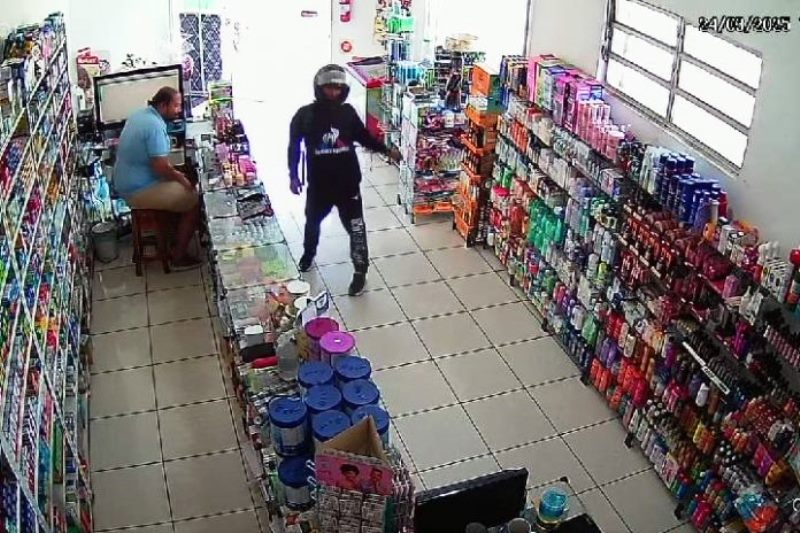 Vídeo: assaltantes rendem idosa no caixa e levam dinheiro de farmácia