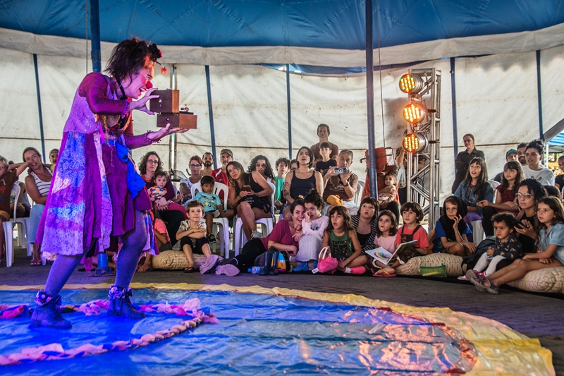 Mostra Traço de Bolso leva teatro e circo de graça à Praça na Lagoa da Conceição