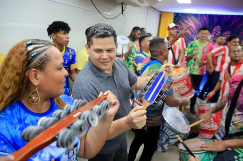 Presidente do Senado usa avião da FAB para curtir Carnaval no Amapá