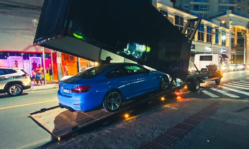 Após arrancadão, motorista de BMW é preso em Balneário Camboriú