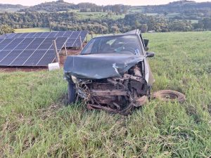 Câmera flagra momento em que pedestre escapa de grave acidente