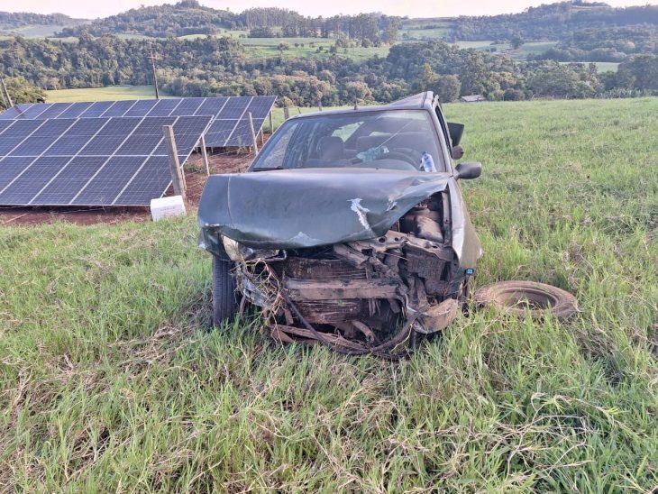 Câmera flagra momento em que pedestre escapa de grave acidente