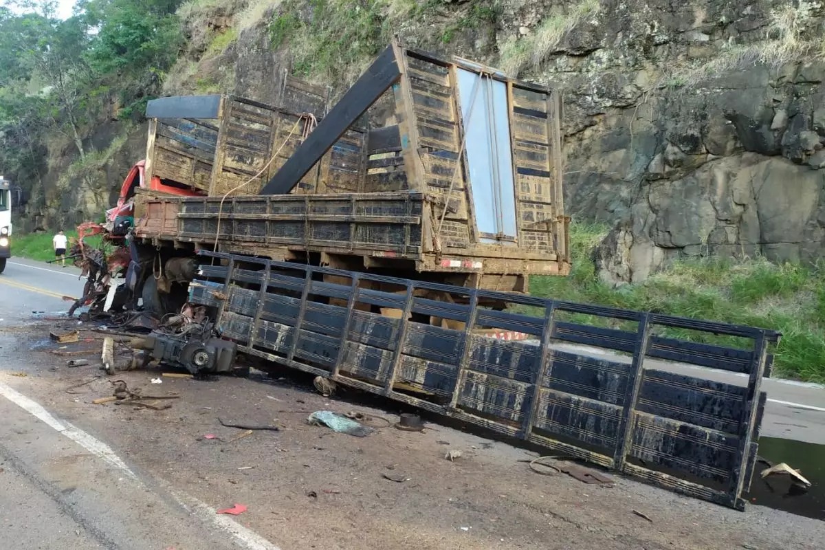 Motorista perde parte da perna após caminhões colidirem na BR-282