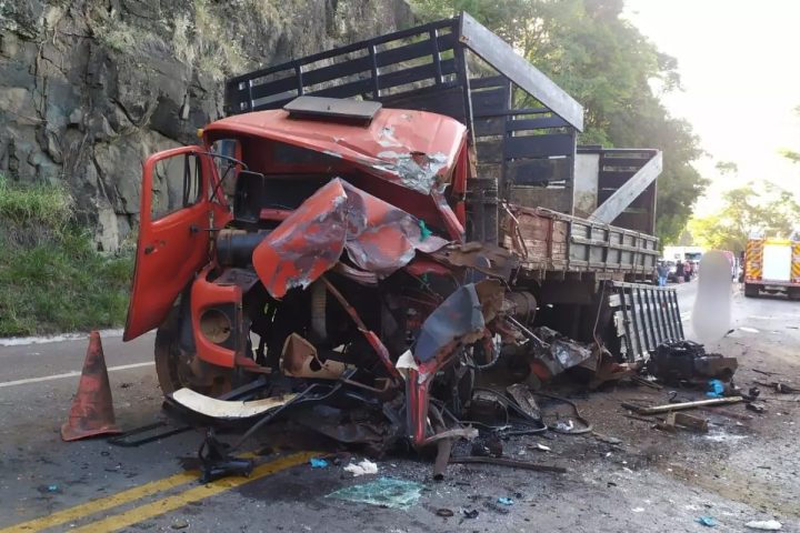 Motoristas ficam gravemente feridos após colisão na BR-282