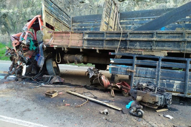 Motorista perde parte da perna após caminhões colidirem na BR-282