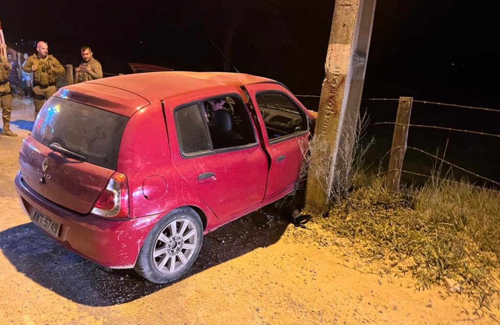 Carro bate contra poste e três pessoas ficam feridas