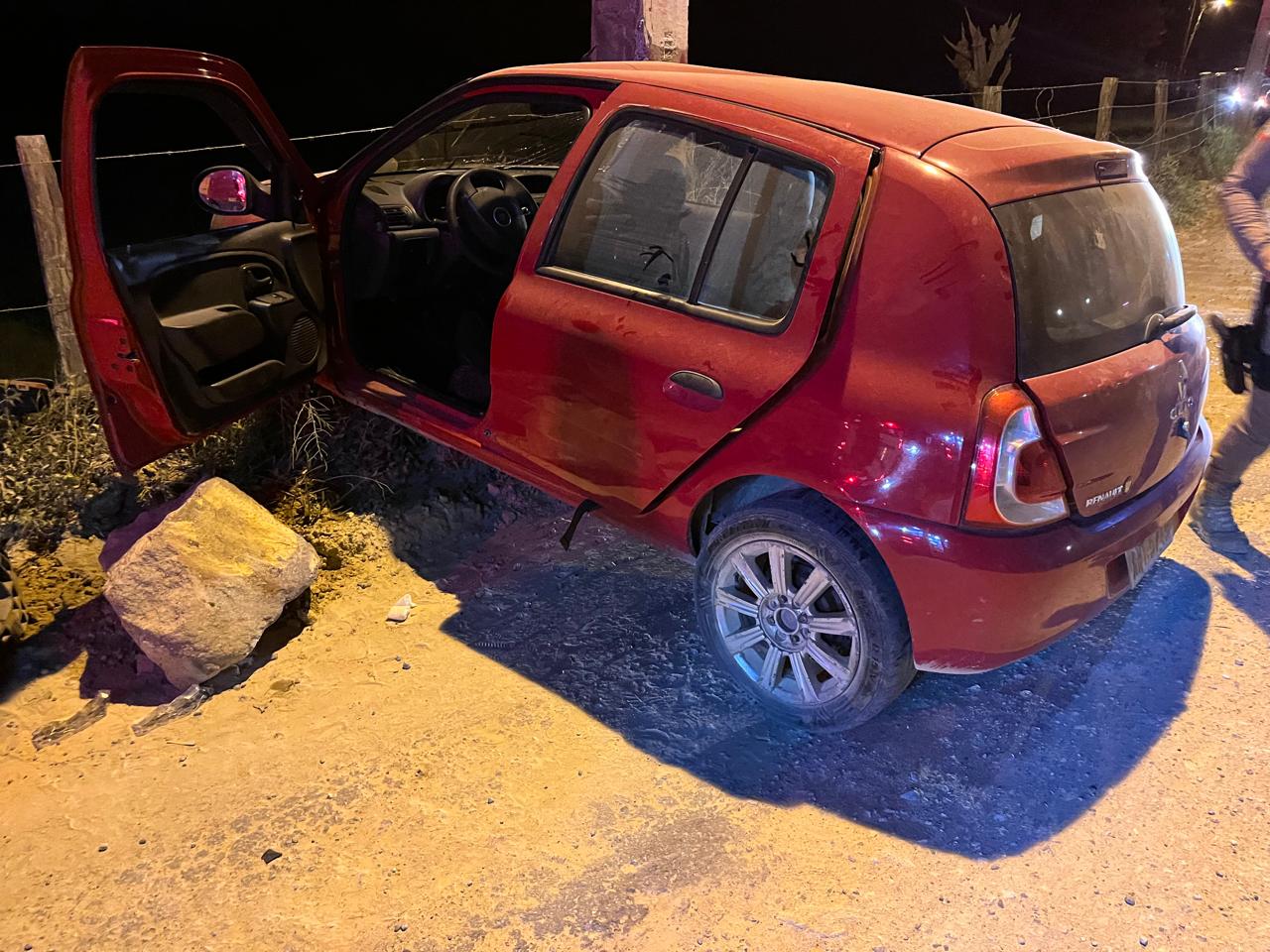 Carro bate contra poste e três pessoas ficam feridas