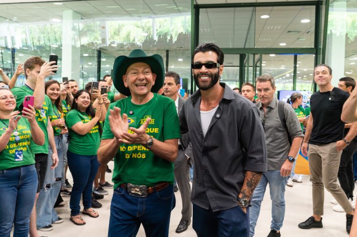 Luciano Hang recebe Gusttavo Lima em clima de festa