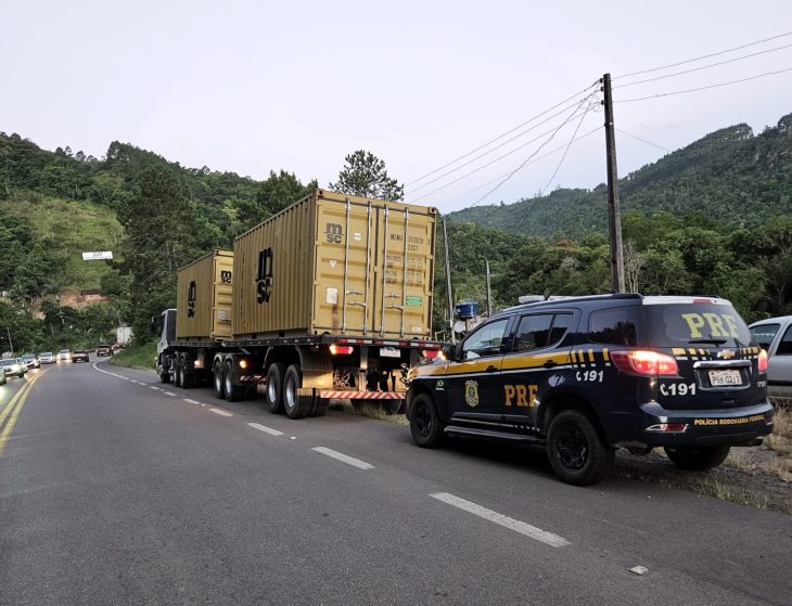 Carreta com sobrepeso e falha nos freios quase provoca acidente