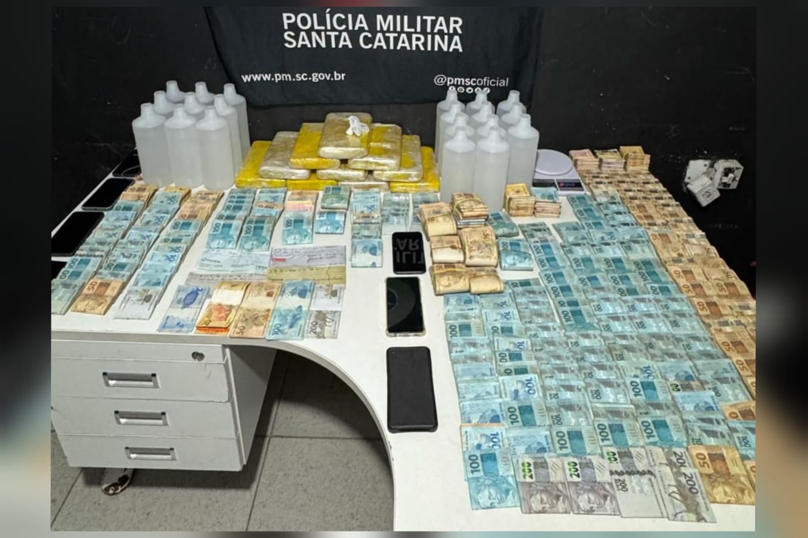 PM apreende quase R$ 300 mil e prende dois envolvidos com o tráfico