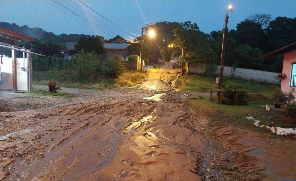 Chuvas causam estragos em Brusque e Itajaí