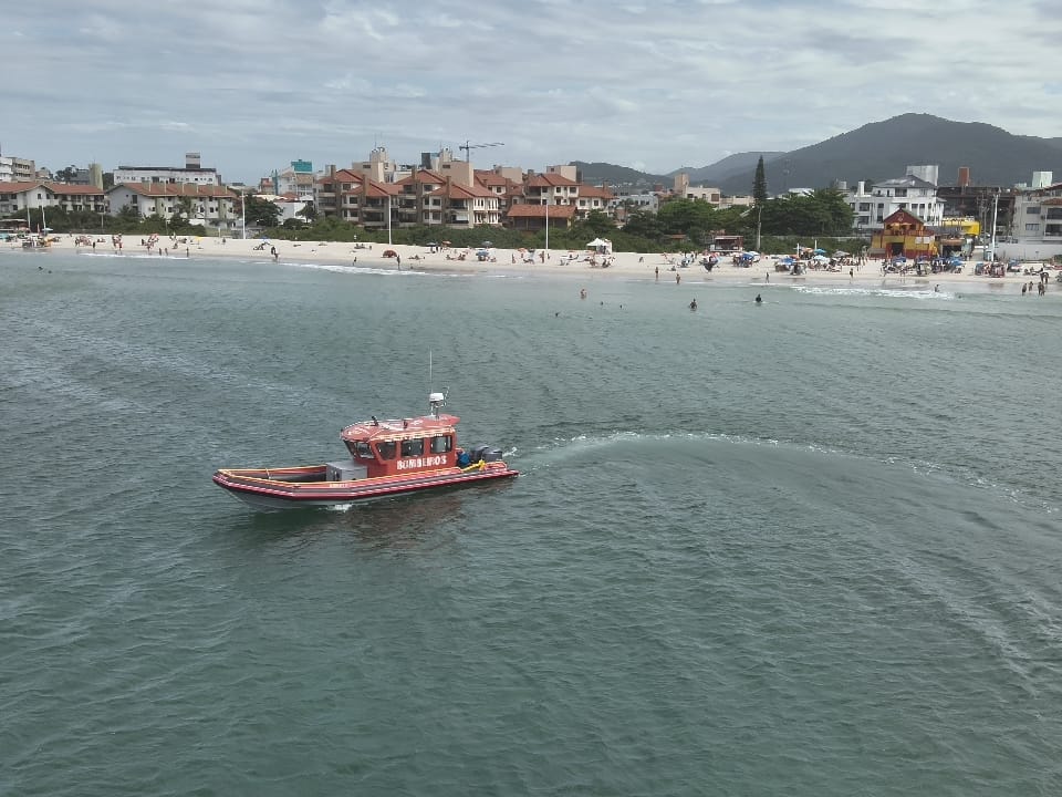 Buscas por garoto desaparecido no mar continuam com uso de sonar