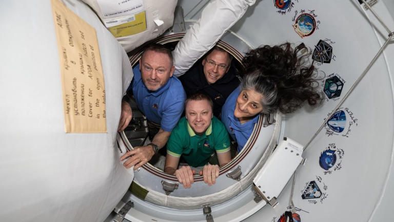 Vídeo: astronautas presos no espaço devem retornar à Terra nesta terça
