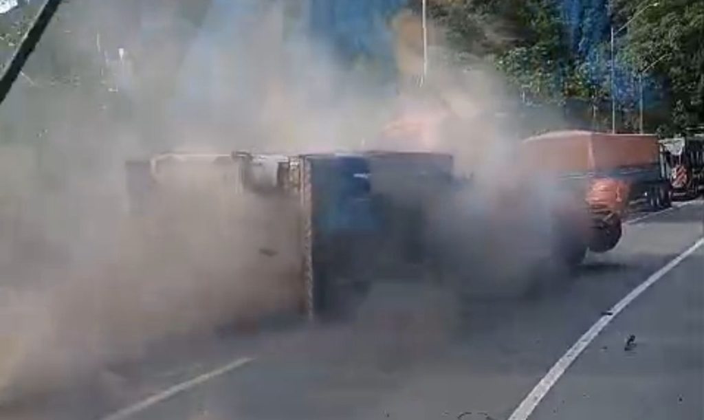 Vídeo: Carreta carregada de soja tomba na BR-376 e caminhoneiro sai ileso