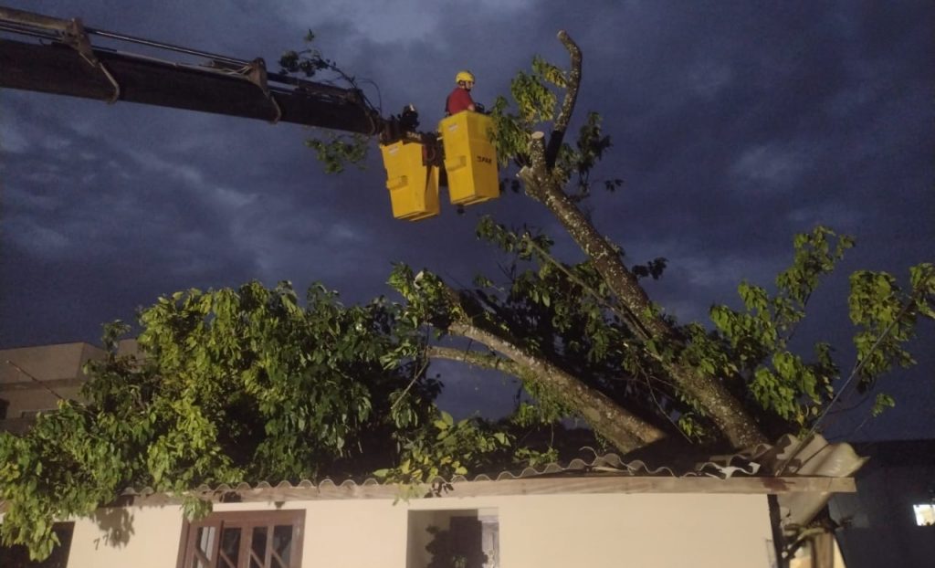 Brusque registra 17 ocorrências durante o temporal
