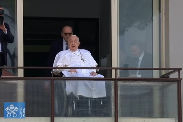 Papa Francisco deixa o hospital após quase 40 dias internado