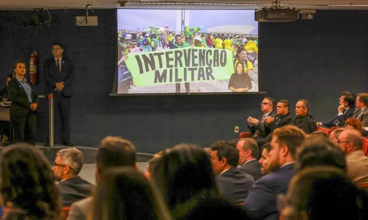 Histórico: ex-presidente Bolsonaro é colocado no banco dos réus