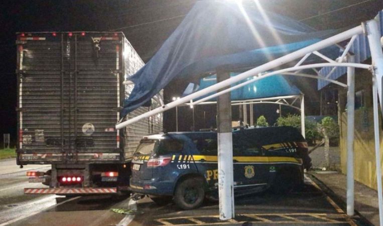 Caminhoneiro bate em viaturas e acaba preso por atentado terrorista