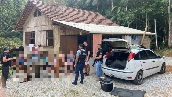 Mulher é presa durante mandado de busca e apreensão em Guabiruba