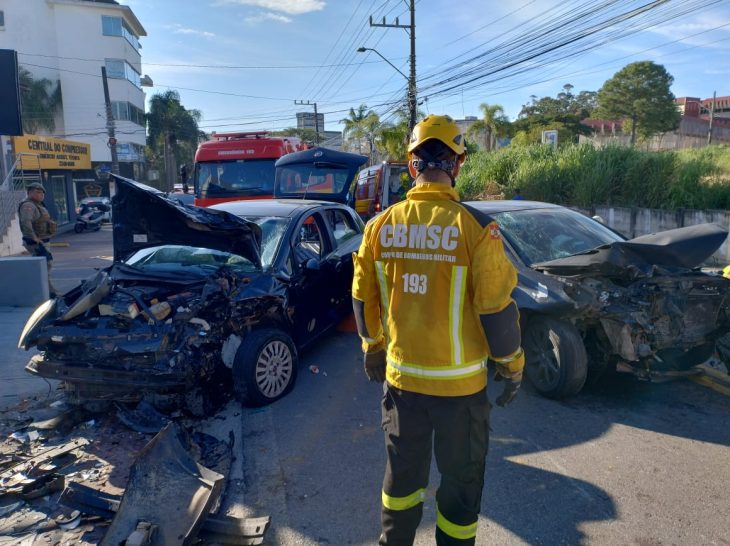 Colisão frontal deixa vítimas presas às ferragens em Florianópolis